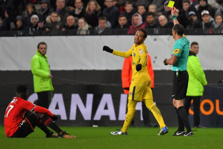 Neymar se burló de un rival y provocó críticas por su feo gesto. (Foto: AFP)