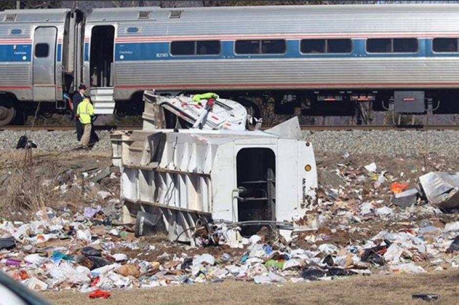 En el accidente también resultaron varias personas herida. (Foto: AFP)