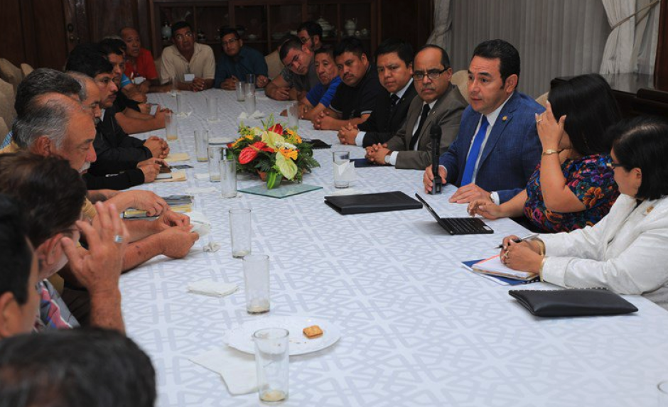 Mesa de negociación del nuevo pacto colectivo. (Foto: AGN)