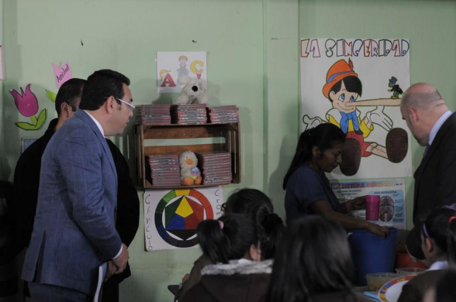 El presidente supervisó la entrega del desayuno en una escuela de la zona 13. (Foto: Wilder López/Soy502)