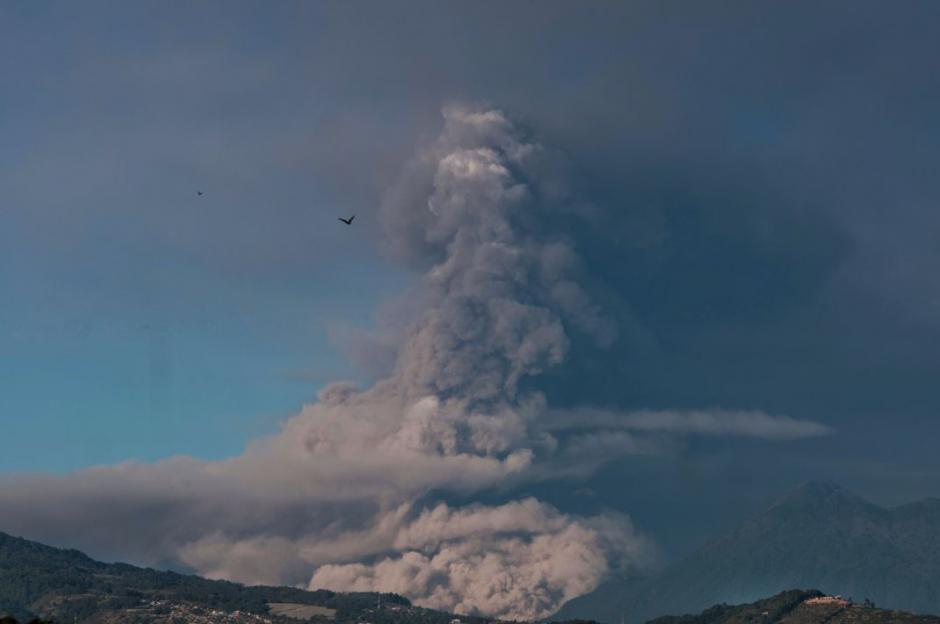 Así se observa esta mañana la erupción del Volcán de Fuego. (Foto: Wilder López/Soy502) 