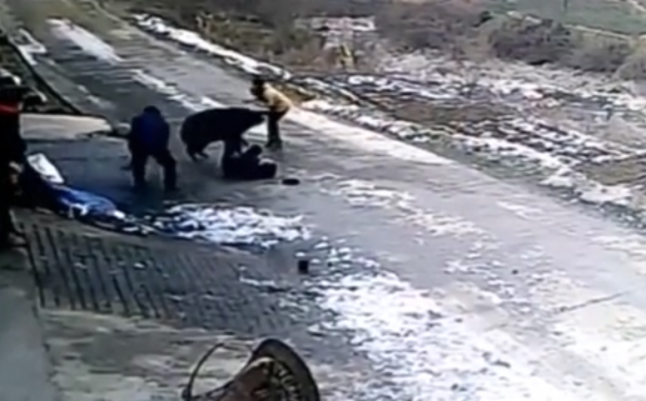 Un hombre murió y una mujer resultó herida tras el salvaje ataque de un jabalí en una provincia china. (Foto: Captura de video)