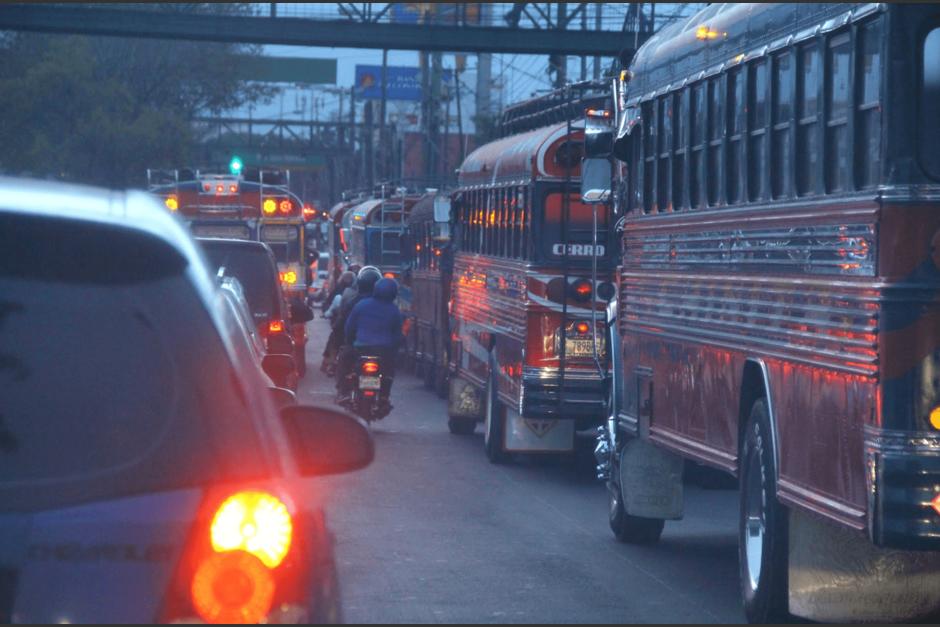Entre buses y motos, así es el tráfico de la calzada San Juan. (Foto: Alexis Batres/Soy502)&nbsp;