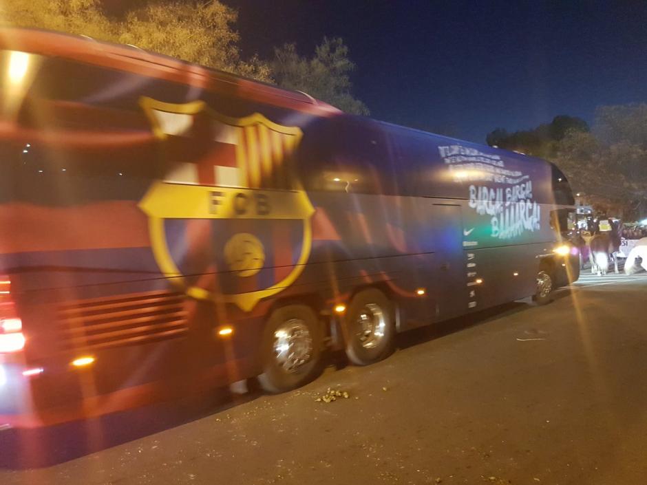 Apedrean el bus del FC Barcelona a su salida de Mestalla. (Foto: Fans FC Barcelona)