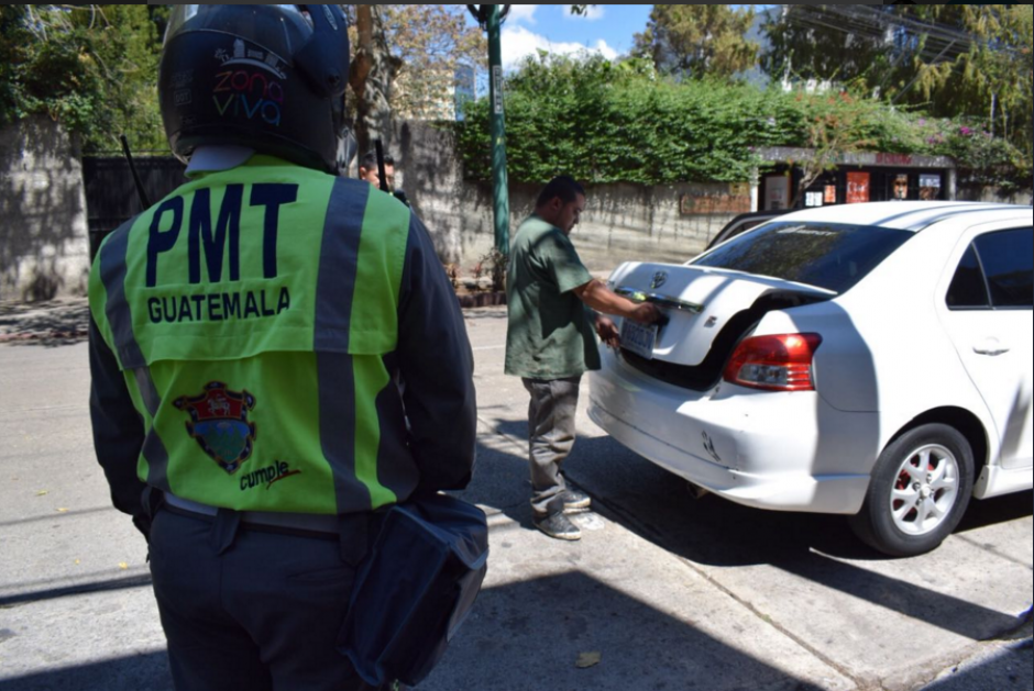 Un taxista fue detenido por la PMT por portar un objeto de forma ilegal. (Foto: Muniguate)&nbsp;