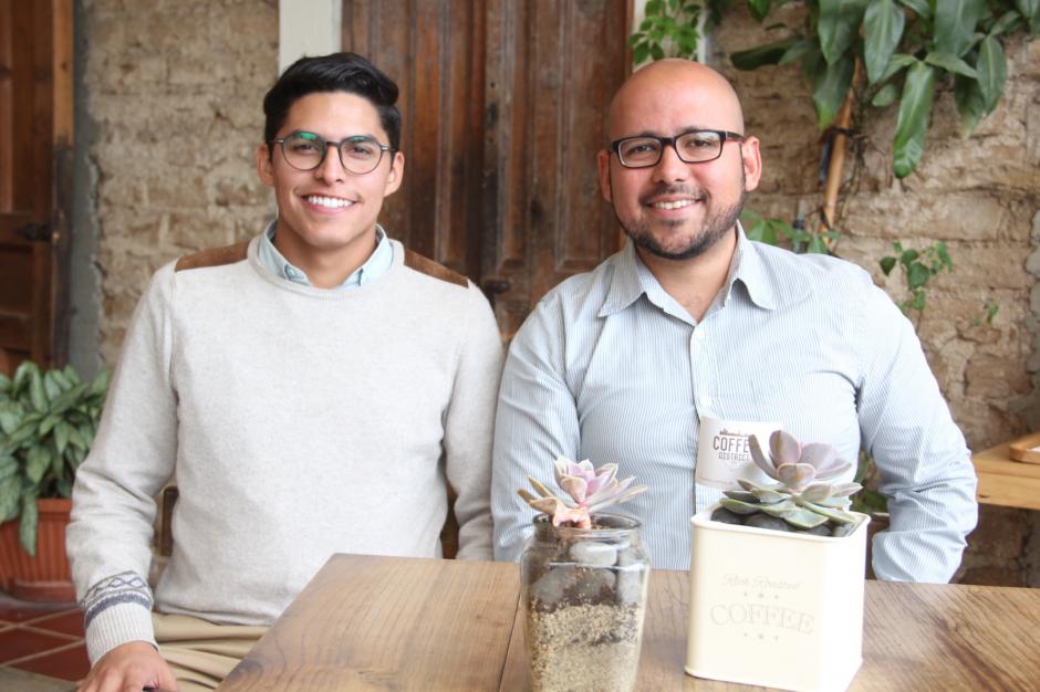 Aaron y Roberto se han trazado nuevas metas tras participar en las becas a emprendedores que ofrece Estados Unidos. (Foto: Fredy Hernández/Soy502)