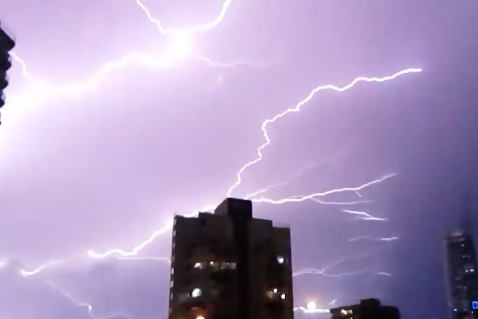 La ciudad de Queensland fue iluminada por una sorprendente tormenta que causó apagones en miles de hogares. (Imagen: captura de pantalla)