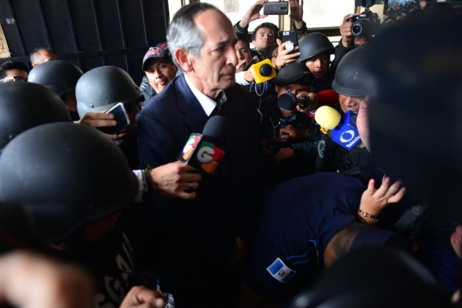 El expresidente Álvaro Colom respondió algunas preguntas de los periodistas. (Foto: Jesús Alonso/Soy502)
