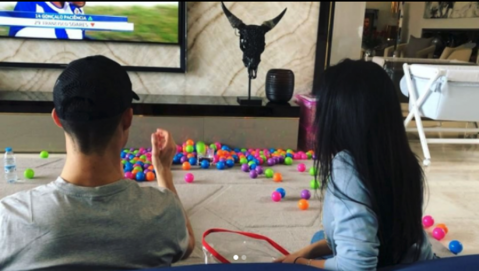 Cristiano Ronaldo y Georgina Rodríguez se divierte en casa con este peculiar juego. (Foto: Instagram)