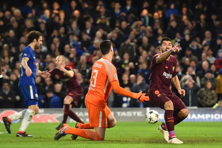 Luis Suárez dedicó gol de Messi al árbitro y lo amonestaron por ello. (Foto: AFP)