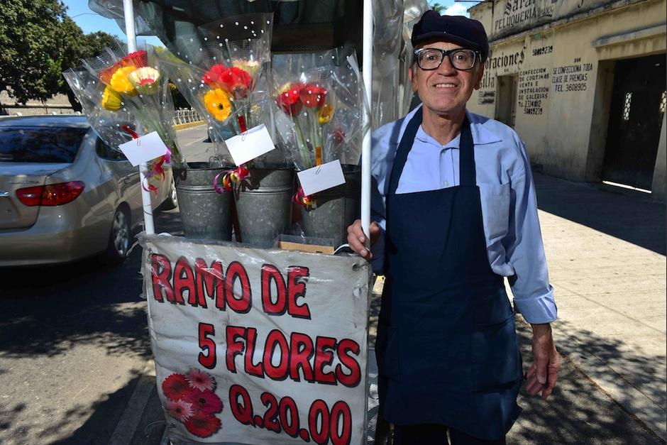 Luis Arroyave vende flores en el mismo lugar desde hace 26 años. Hace solo tres inició un negocio sobre la calle, alegrando a los transeúntes. (Foto: Jesús Alfonso/Soy502)&nbsp;
