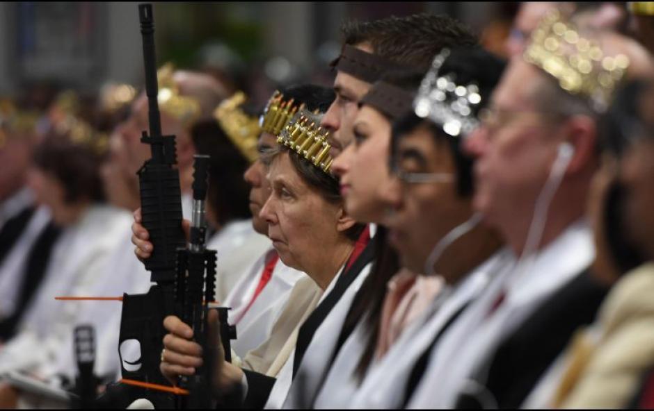 Cientos de creyentes fueron convocados para una ceremonia de parejas en las que portaron fusiles de asalto AR-15. (Foto: AFP)