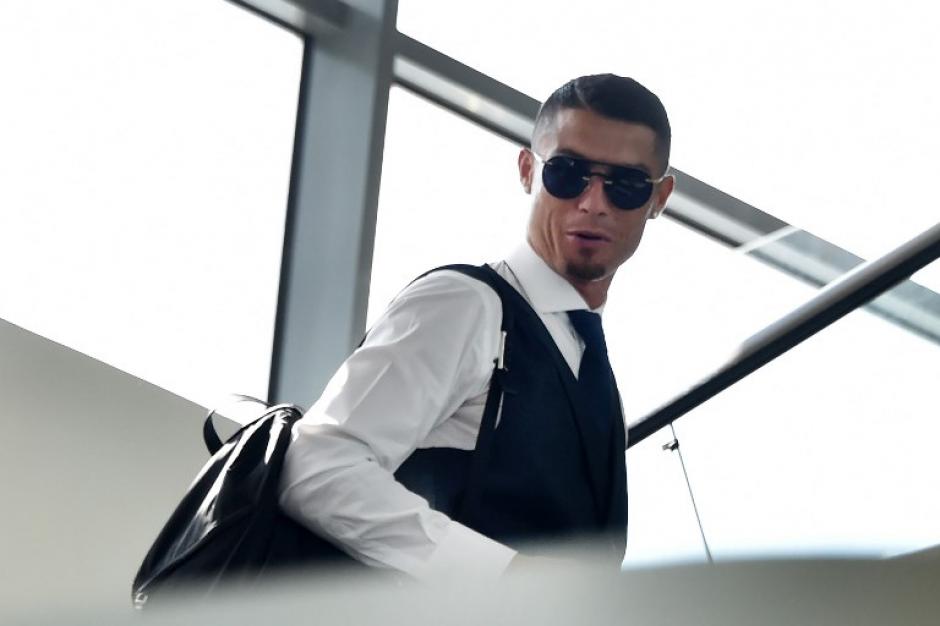 Cristiano Ronaldo captado en el aeropuerto antes de abordar el avión de Moscú a Lisboa. (Foto: AFP)