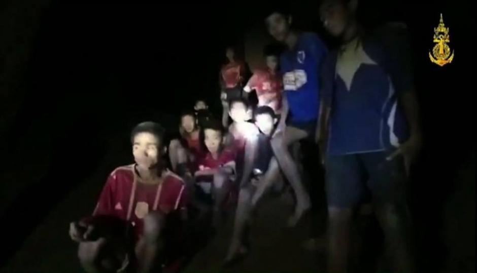 Los niños permanecen en la cueva, debido a que aún están débiles para ser extraídos. (Foto: captura de pantalla)