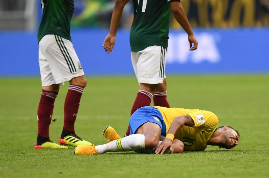 Neymar, lejos de dar una imagen de altura, ha sido protagonista en este Mundial por exagerar las faltas. (Foto: AFP)