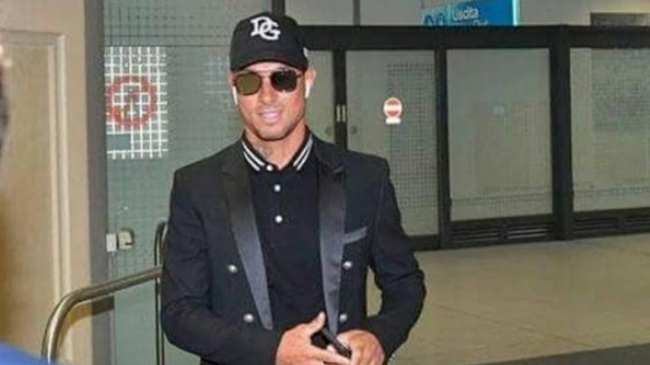 Un "falso" Cristiano Ronaldo desata la locura en el aeropuerto de Turín. Italia. (Foto: Twitter)