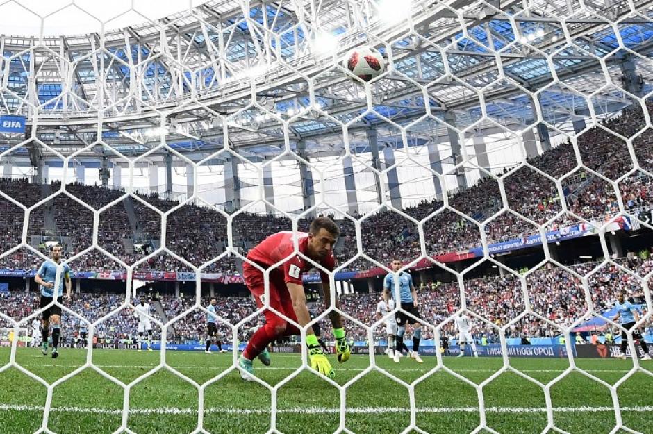 Fernando Muslera observa cómo el balón toca la red tras el error. (Foto: AFP)