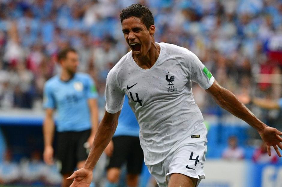 El grito de gol de Raphael Varane que tiene ganando a Francia sobre Uruguay. (Foto: AFP)