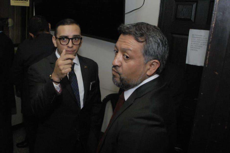 Juan Manuel Giordano y otros diputados llegaron a una audiencia en el Juzgado Quinto de Primera Instancia Penal. (Foto: Soy502)