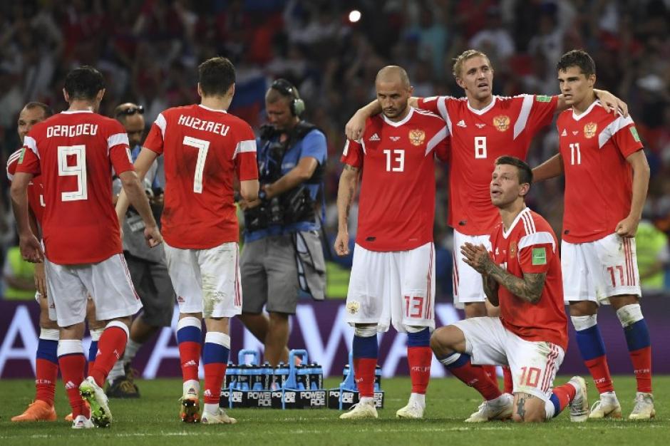 Los jugadores rusos lucen desconsolados tras quedar eliminados del Mundial que organizaron. (Foto: AFP)