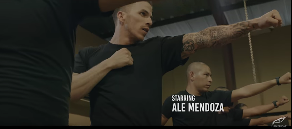 Ale Mendoza actuando en el video Rogando Amor, grabado en la Academia de la Policía Nacional Civil. (Foto: captura de pantalla)&nbsp;
