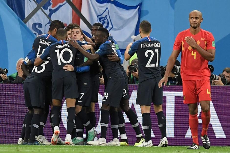 Los jugadores festejan la anotación de Samuel Umtiti para clasificar a la final del Mundial. (Foto: AFP)