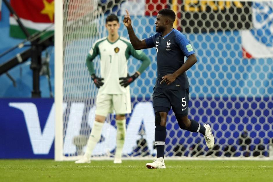Así festejó Samuel Umtiti el gol con el que Francia derrota a Bélgica. (Foto: AFP)