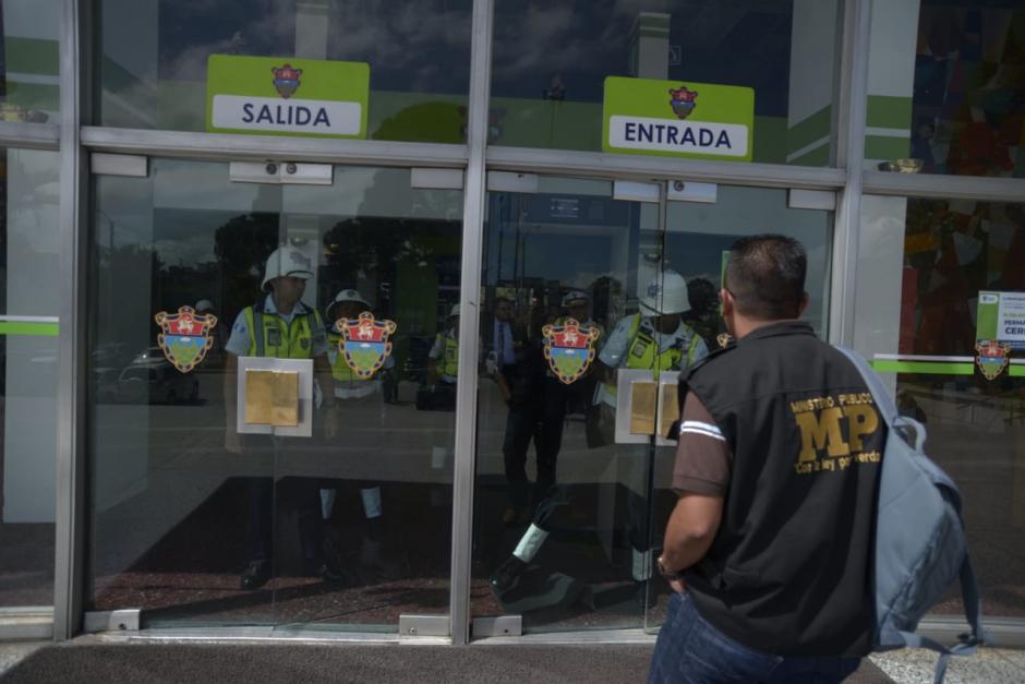 El MP y la CICIG allanan las oficinas de la Municipalidad de Guatemala. (Foto: Wilder López/Soy502)&nbsp;