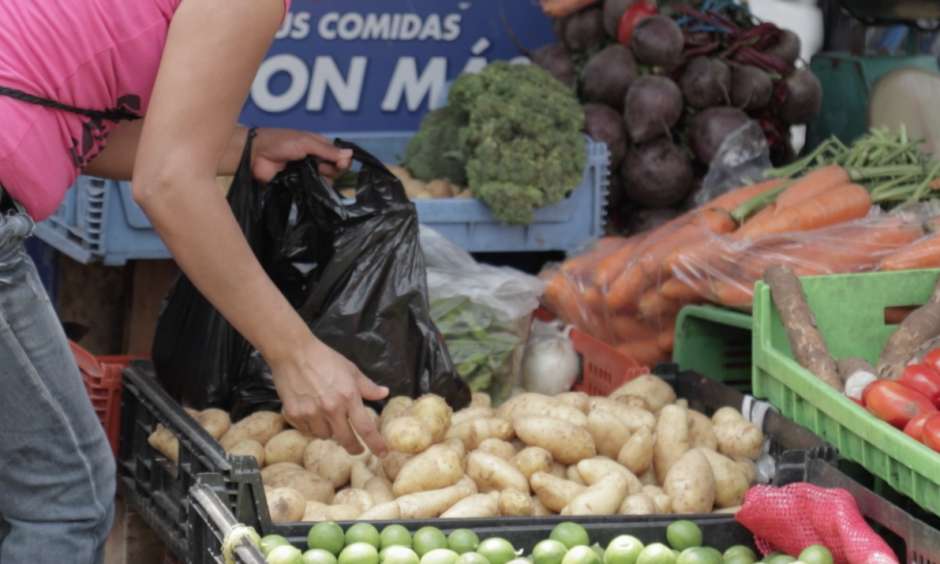 Los locatarios del mercado de Villa Hermosa, San Miguel Petapa, continúan utilizando bolsas plásticas y aseguran que la medida no les afecta. (Foto: Alejandro Balán/Soy502)