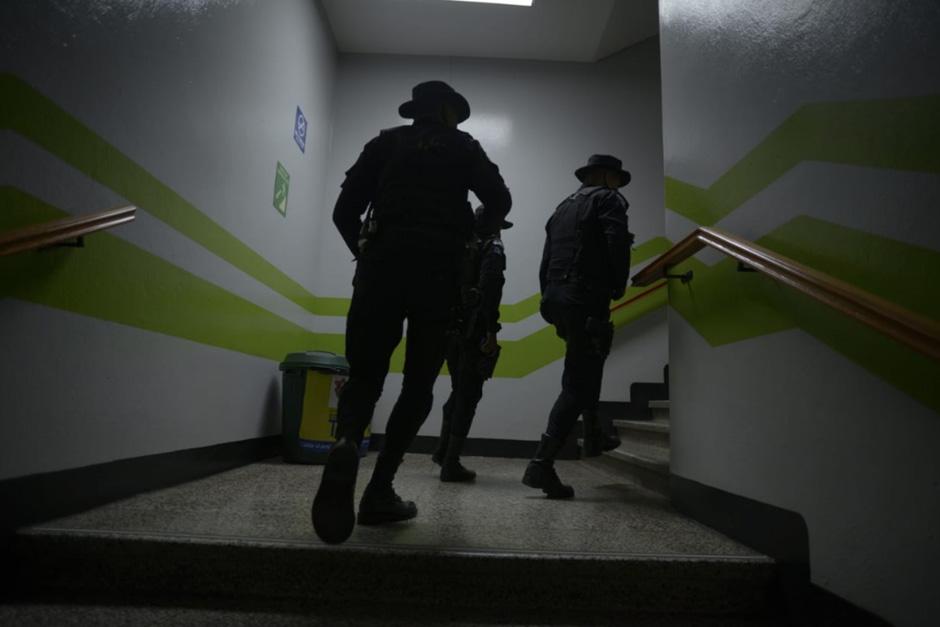La Fiscalía Especial contra la Impunidad realiza 17 allanamientos esta mañana. Uno se realiza en el interior de la Municipalidad de Guatemala. (Foto: Wilder López/Soy502)&nbsp;