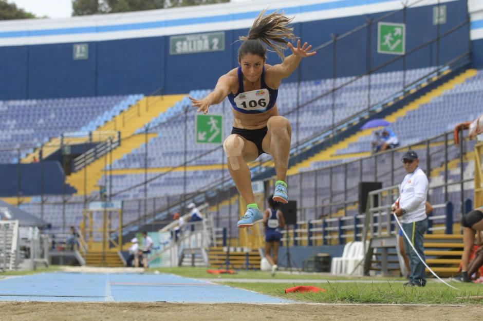 Thelma Fuentes gana la medalla de oro para Guatemala en le triple salto del campeonato Centroamericano de Atletismo. (Foto: CDAG)