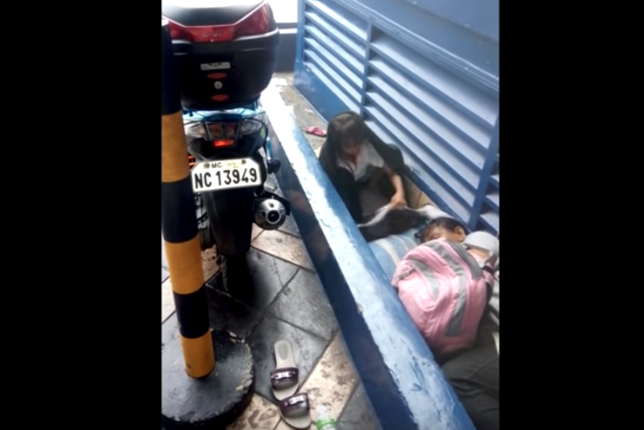 La pequeña hacía su tarea de la escuela bajo la lluvia, cubierta con una manta. (Imagen: captura de pantalla)