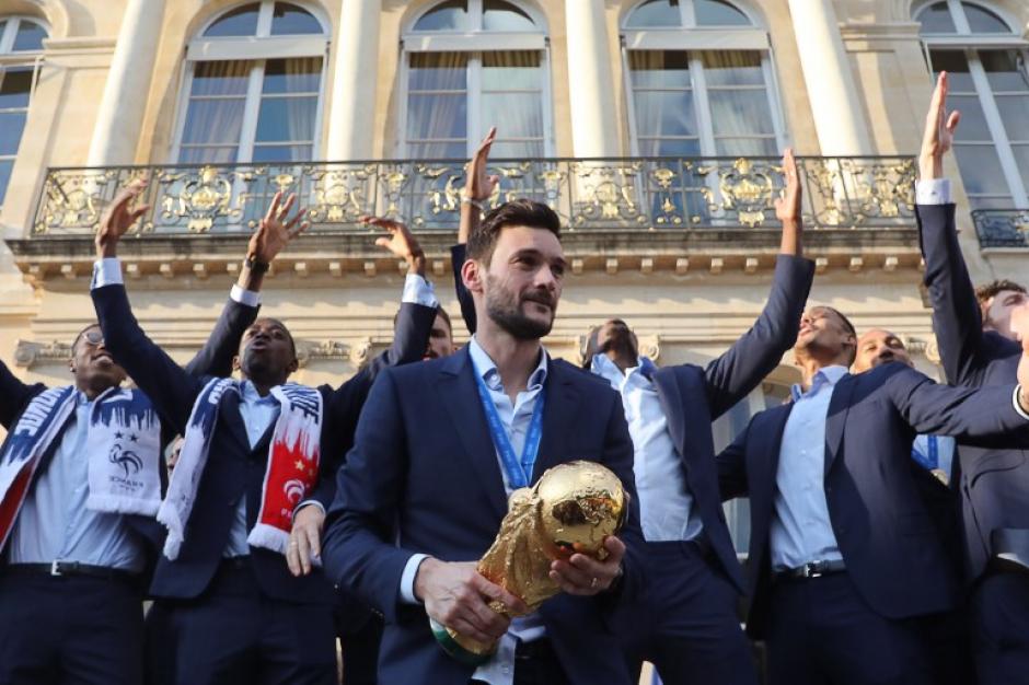 Hugo Lloris deja que unos niños franceses toquen la Copa del Mundo. (Foto: AFP)