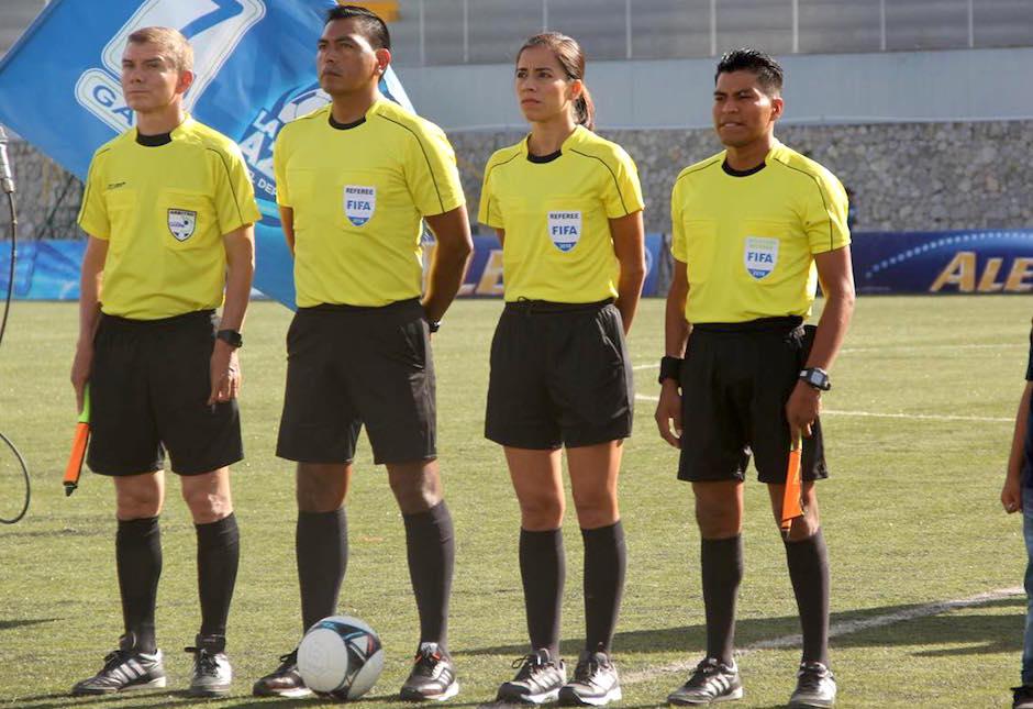 Carlos Oliva fue cuarto árbitro en el duelo de Comunicaciones ante Isidro Metapán. (Foto: Fredy Hernández/Soy502)