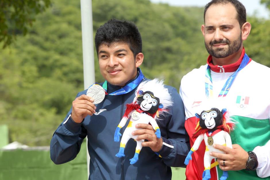 Albino Jiménez presume la medalla de plata ganada en Barranquilla. (Foto: ACD)