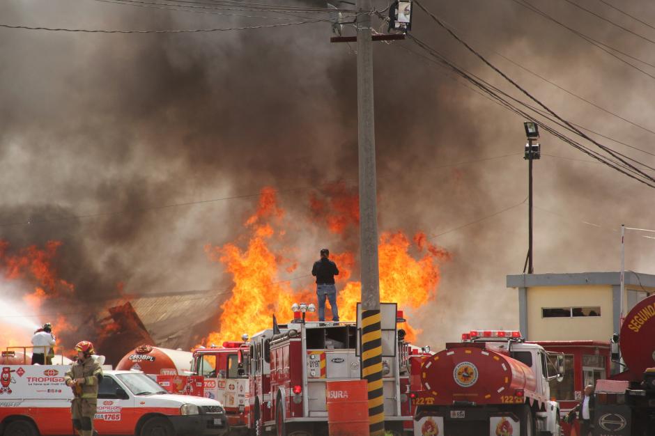 El incendio se produjo este domingo, unos dos mil tambos de gas quedaron destruidos. (Foto: Fredy Hernández/Soy502)