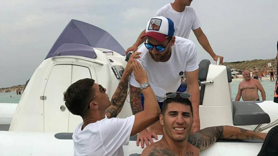 Lionel Messi fue perseguido por los fans en sus vacaciones en Ibiza. (Foto: Instagram)