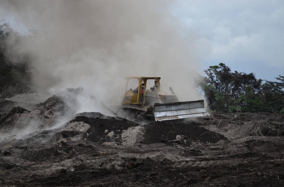 El ministro aclaró que no están demoliendo las casas sino retirando escombros. (Foto: Lucy Galindo/Soy502)