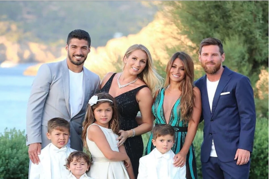 La familia de Lionel Messi se hizo una foto con la familia de Luis Suárez en la boda de Cesc Fábregas. (Imagen: captura de pantalla)