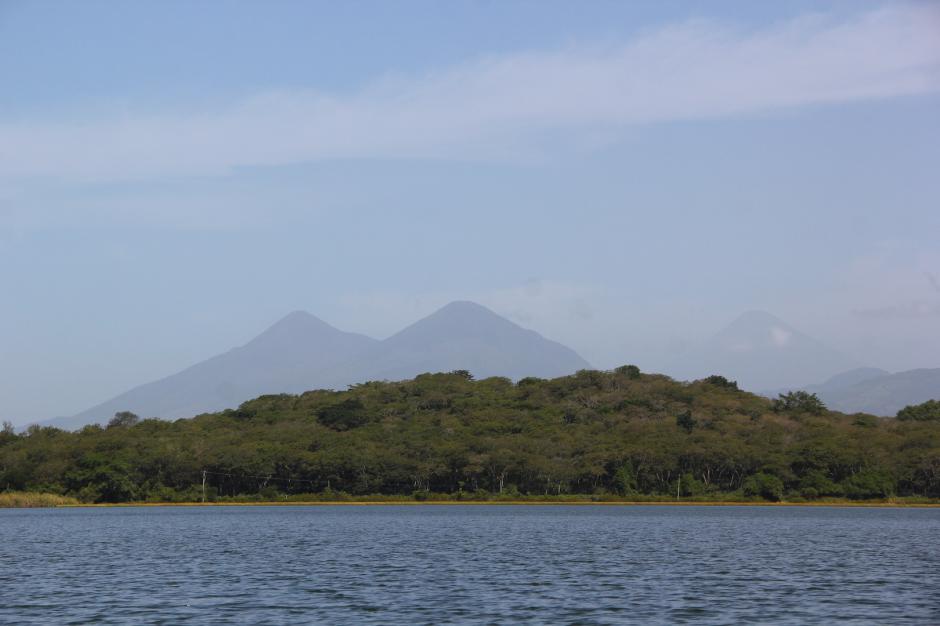 Desde sus aguas, se pueden apreciar los volcanes de Fuego, Acatenango y Agua. (Foto: Fredy Hernández/Soy502)