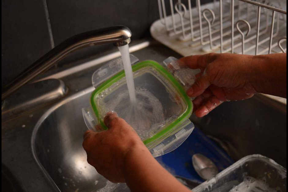 En algunos sectores de la ciudad, el agua llega con poca presión. (Foto: archivo/Soy502)&nbsp;