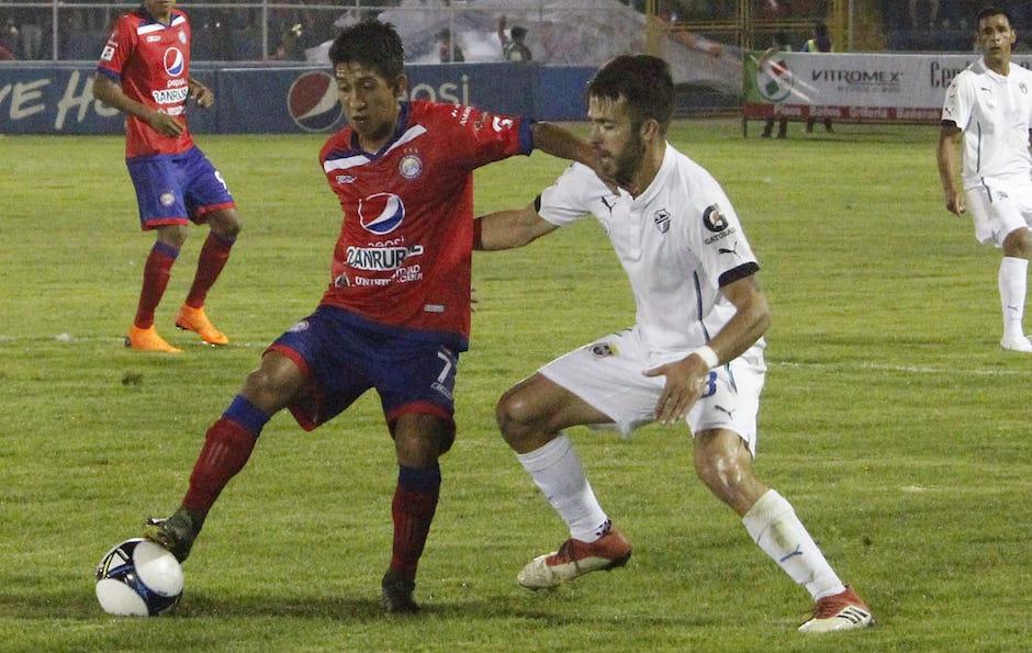 Edgar Macal disputa el balón con Rodrigo Saravia. (Foto: Xelajú MC)