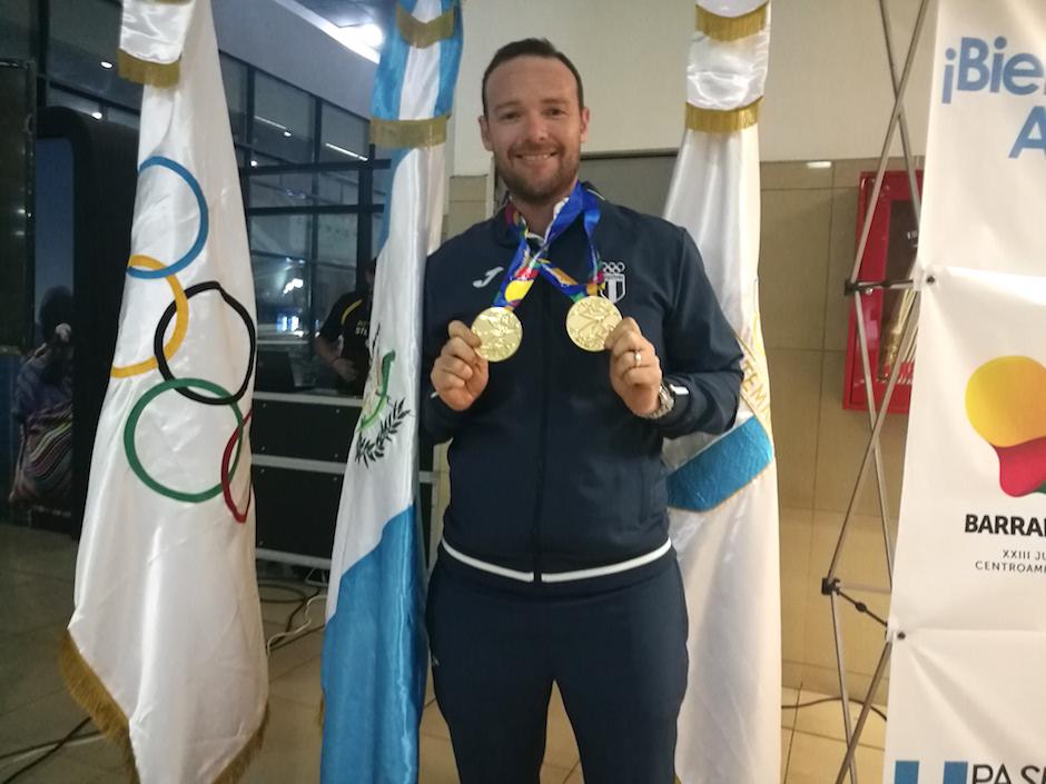 Jean Pierre Brol presume sus dos medallas de oro obtenidas en Barranquilla 2018. (Foto: Rudy Martínez/Soy502)