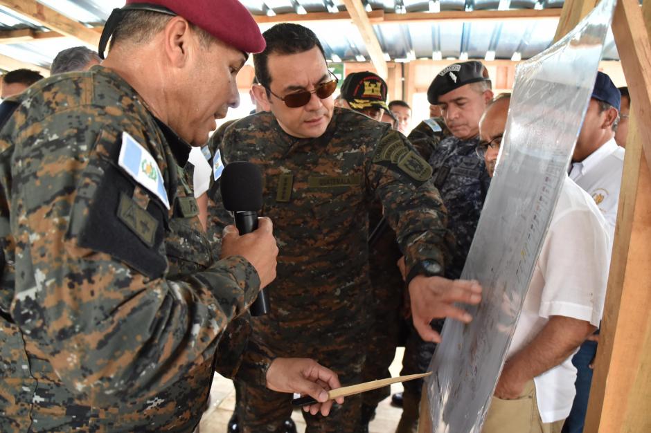 Jimmy Morales visitó los trabajos en la finca La Industria vestido de militar. (Foto: Gobierno)