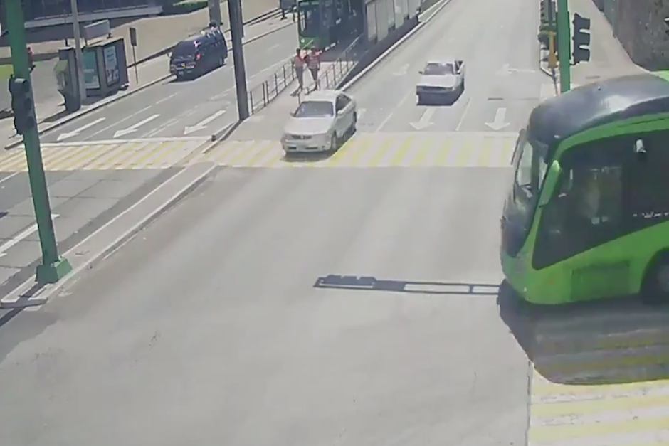 No respetar las señales de tránsito tuvo consecuencias para el conductor del picop que chocó contra el Transmetro. (Imagen: captura de pantalla)