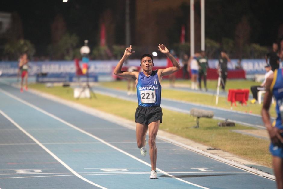 Mario Pacay consigue doble medalla de plata en&nbsp; los 5,000 y 10,000 metros de Barranquilla 2018. (Foto: COG)