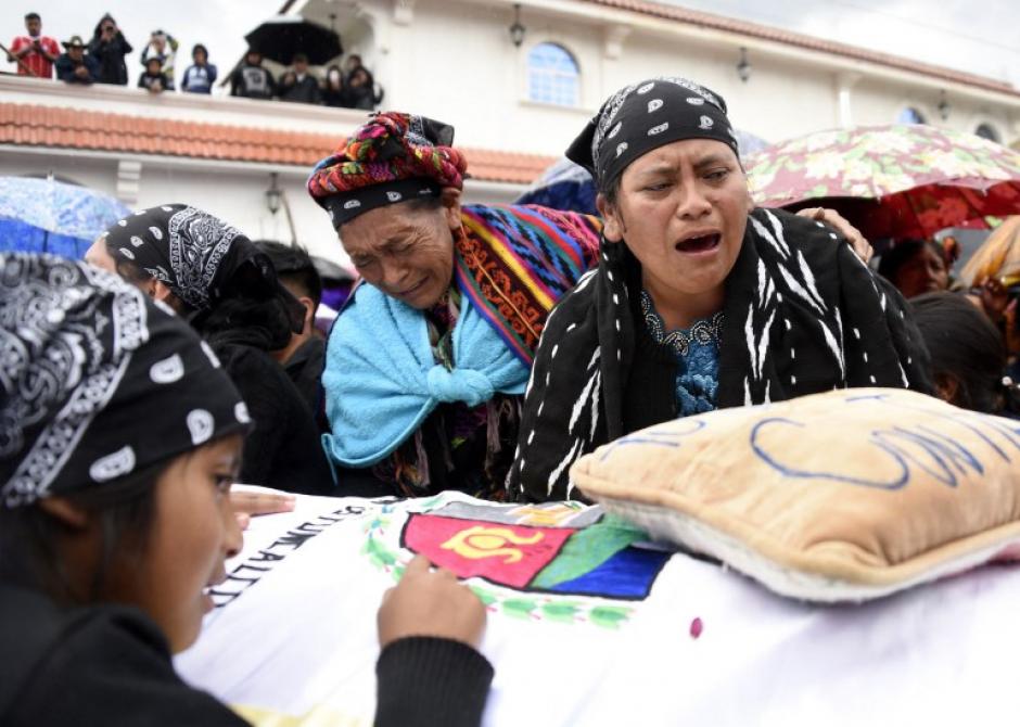 Lidia González en primer plano, llora a su hija momentos antes de que fuera inhumada en su natal San Juan Ostuncalco. (Foto: Johan Ordoñez/AFP)