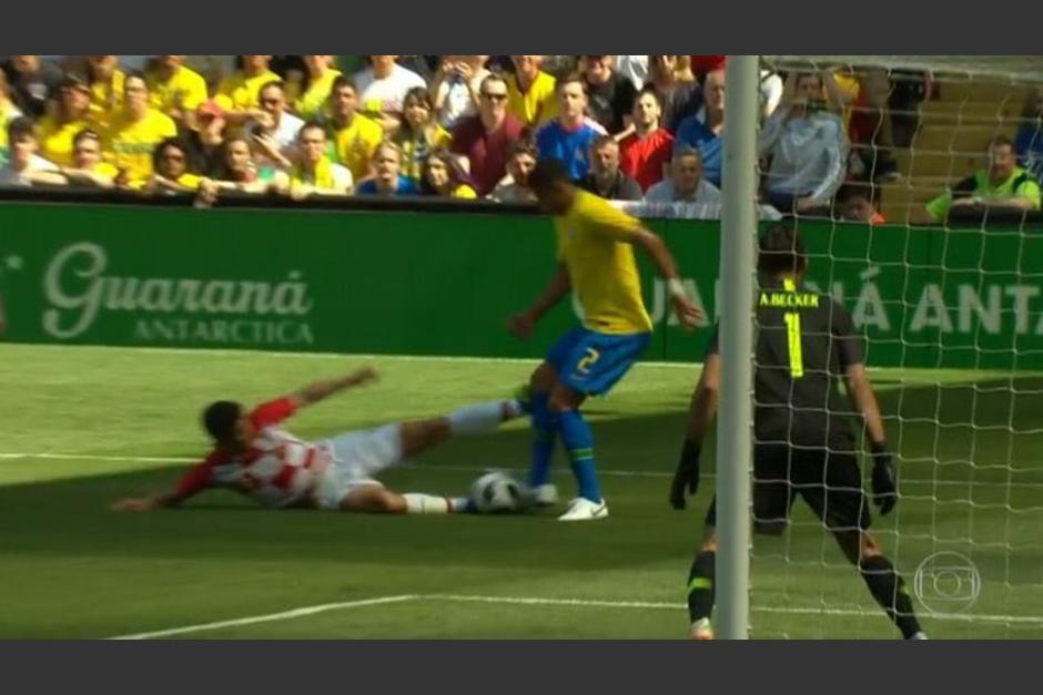 Kramaric pudo lesionar a Thiago Silva con está acción en Anfield. (Foto: Captura de video)