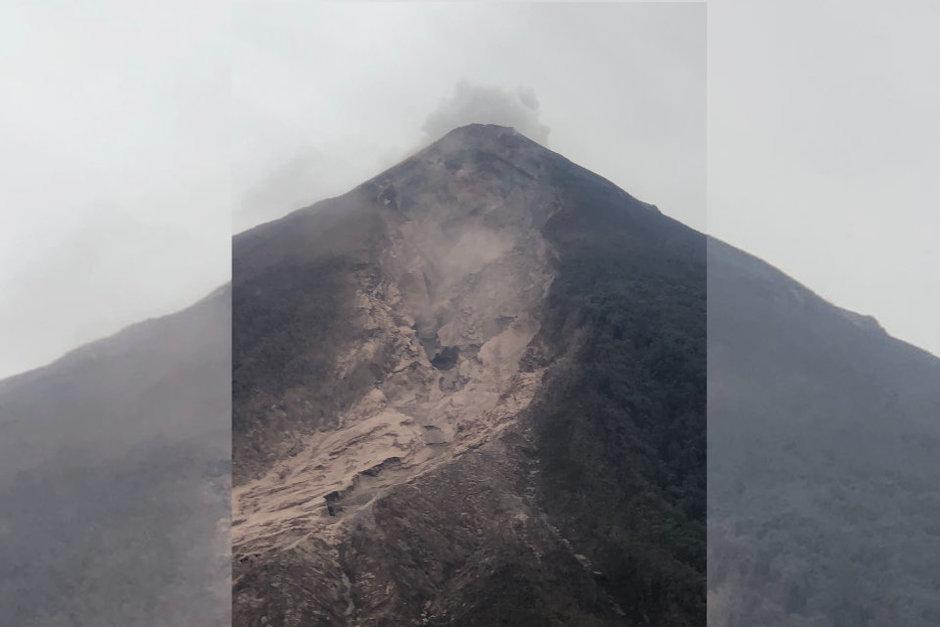 La imagen que se hizo viral en las redes sociales muestra un supuesto segundo cráter en las faldas del volcán. (Foto: Cortesía)