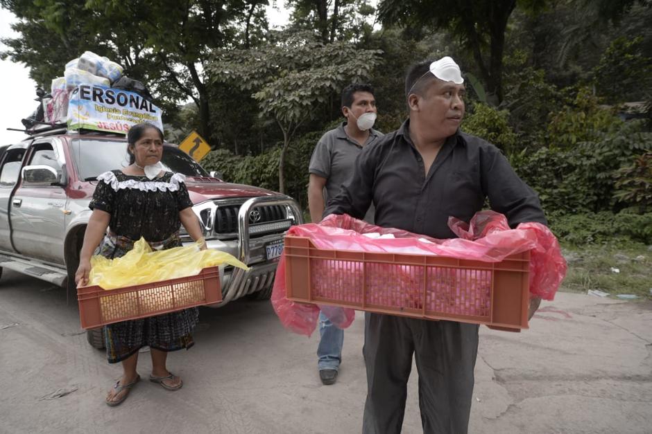 Miembros de la iglesia "Jesús te ama" han entregado raciones de comida a damnificados y voluntarios. (Foto: Wilder López/ Soy502)